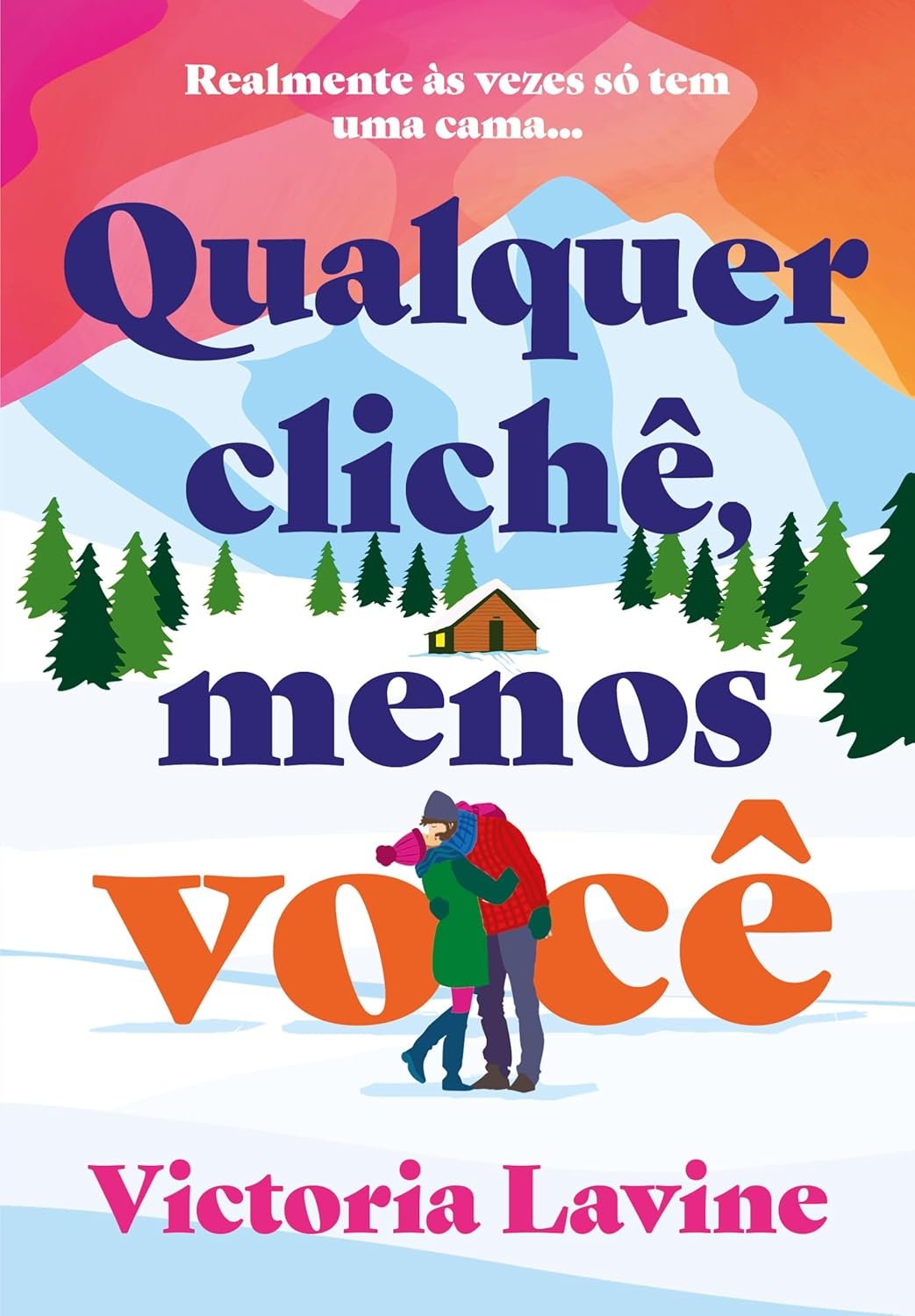 Capa do livro 'Qualquer clichê, menos você' mostrando uma pousada alascaiana coberta de neve, um alce ao fundo, uma escritora e um médico charmoso sob a aurora boreal.