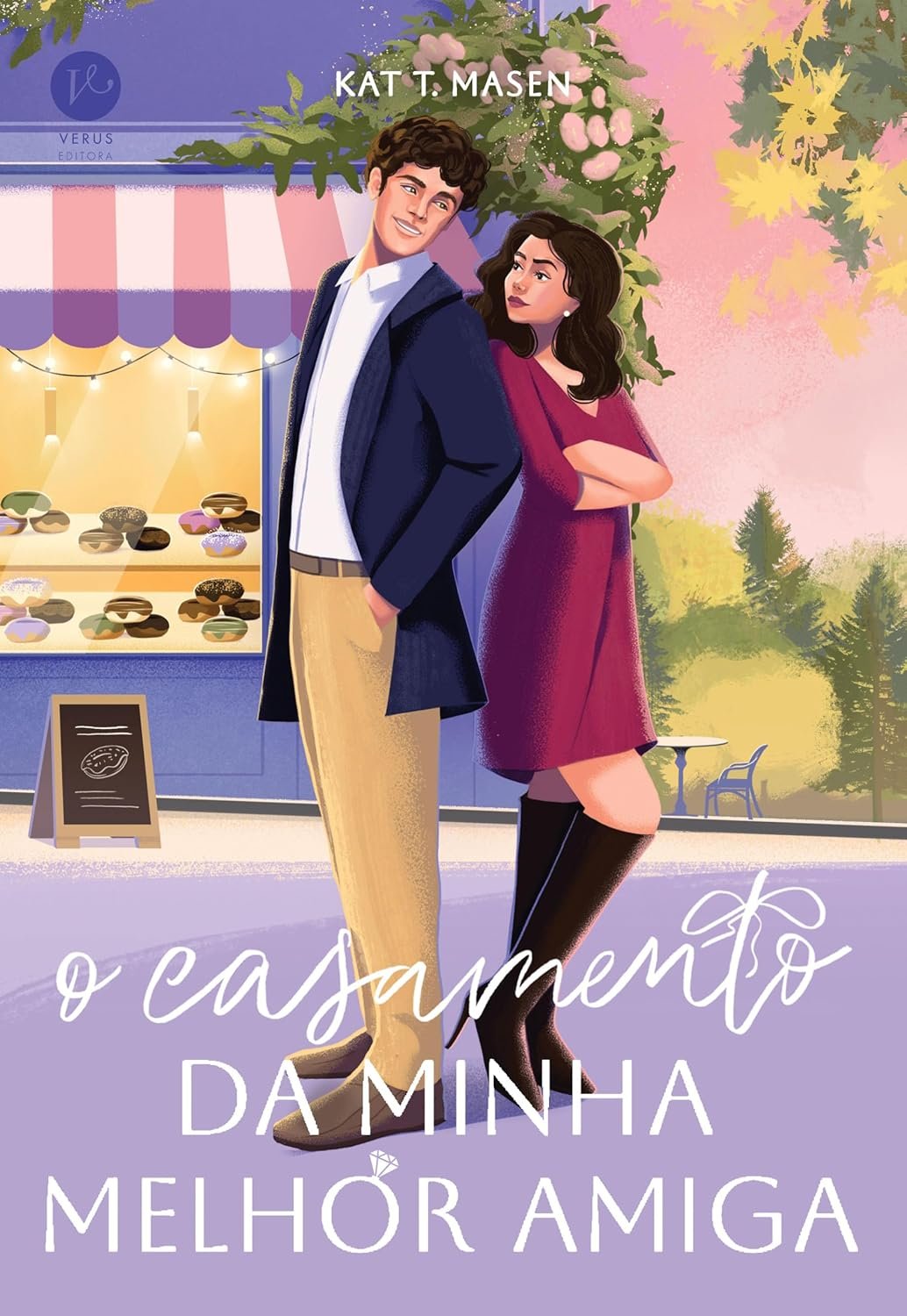 Capa do livro ‘O casamento da minha melhor amiga’ com Eva na cafeteria e o bilionário Aston ao fundo, rodeados por donuts e decorações de casamento.