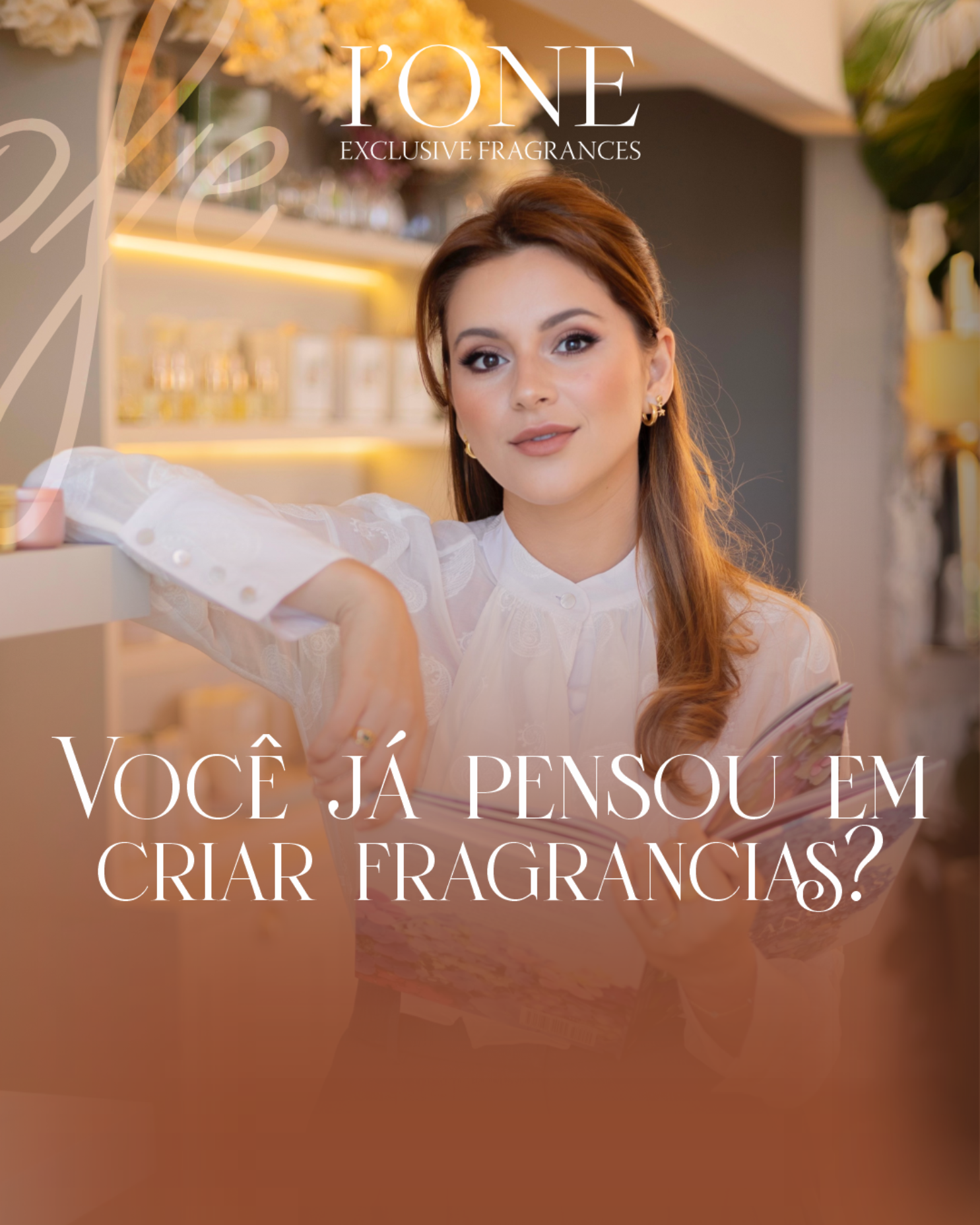 Dr. Barakat: Comunidade do Jejum 1 Dr. Barakat apresentando a Comunidade do Jejum em ambiente saudável, com relógio de janela de alimentação e comunidade online ao fundo.