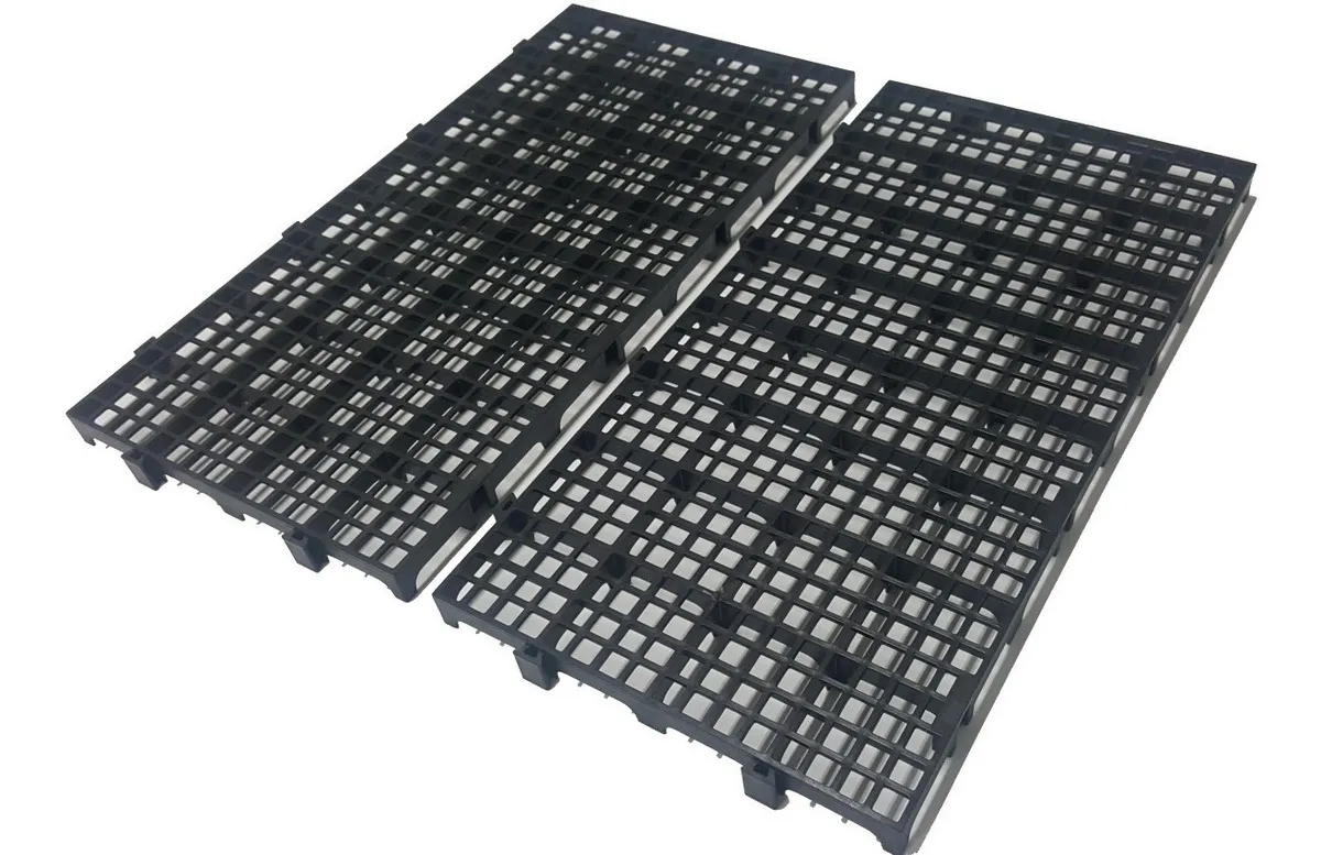 Kit de 10 peças de estrado plástico modular preto Marwell, 25 × 50 cm cada, montado em formato de piso elevado.
