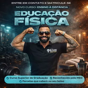 Estudante brasileiro fazendo curso superior de Educação Física EAD do Instituto Óliver, com laptop, equipamentos de fitness e símbolo policial ao fundo.