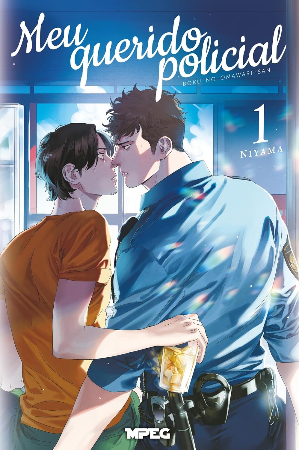 Capa do romance "Meu Querido Policial - Volume 01" mostrando o dono da loja Seiji Tajima sorrindo ao lado do policial Shin Nakamoto dentro de um pequeno estabelecimento iluminado ao entardecer.
