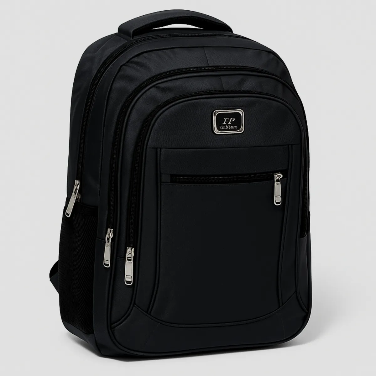 Mochila grande reforçada de 40 L em preto, aberta mostrando compartimentos internos, bolso para notebook de até 20" e alça reforçada.